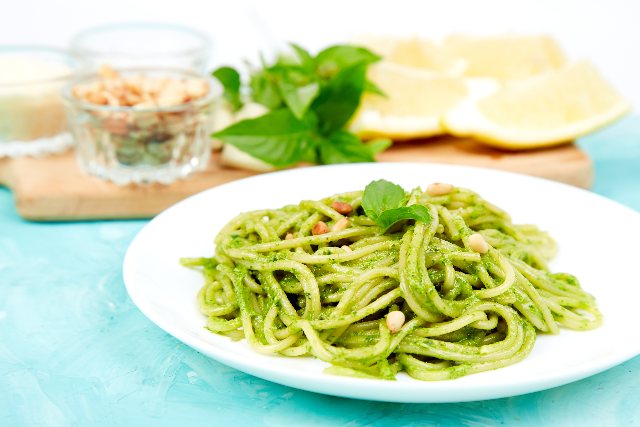 Spaghetti al pesto di zucchine e spinaci
