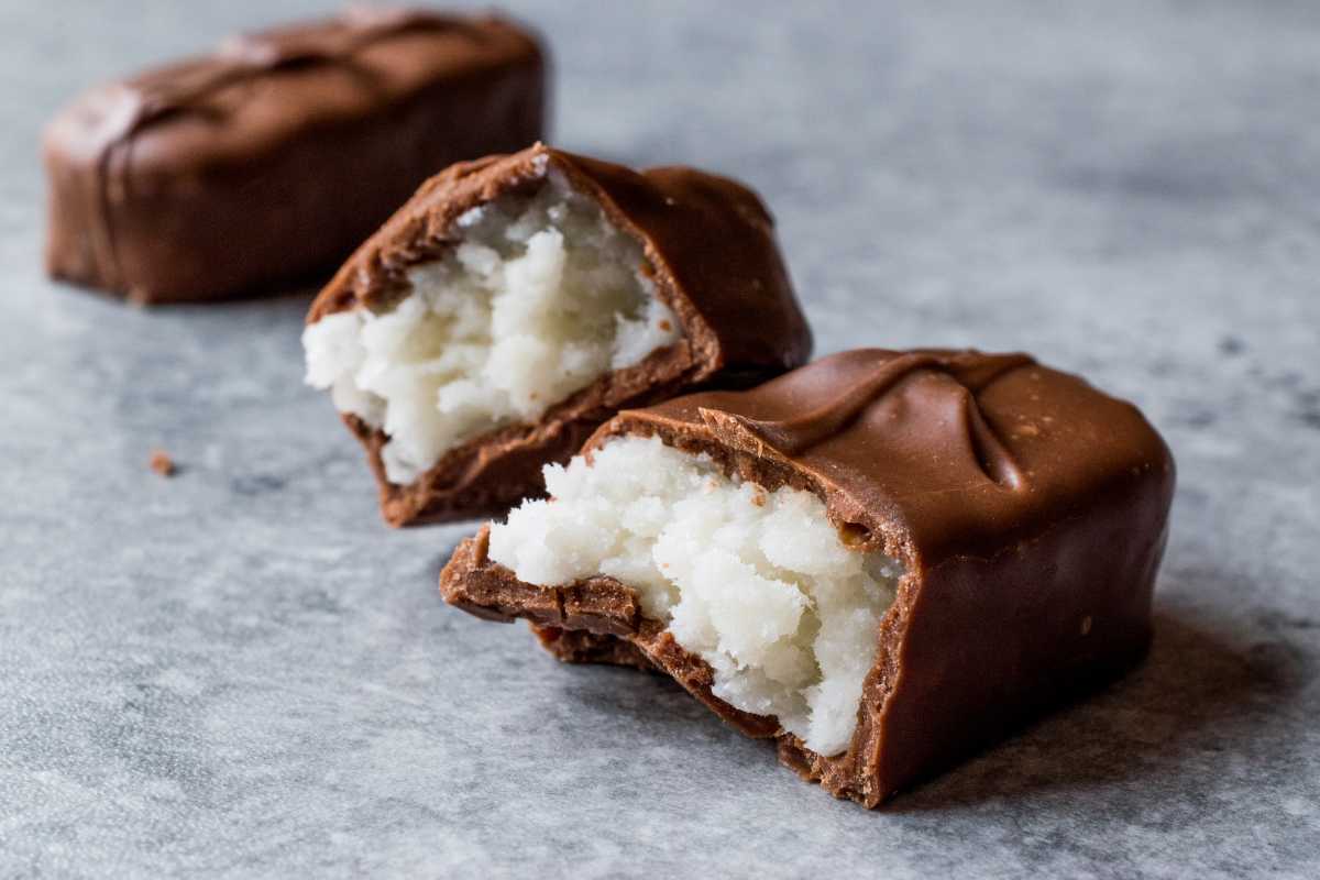 dolcetti al cocco ricoperti di cioccolato