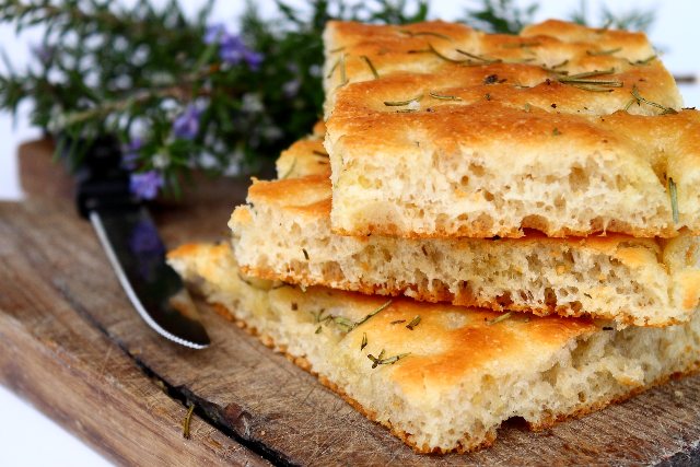 Focaccia genovese veloce per bambini da 1 anno in su