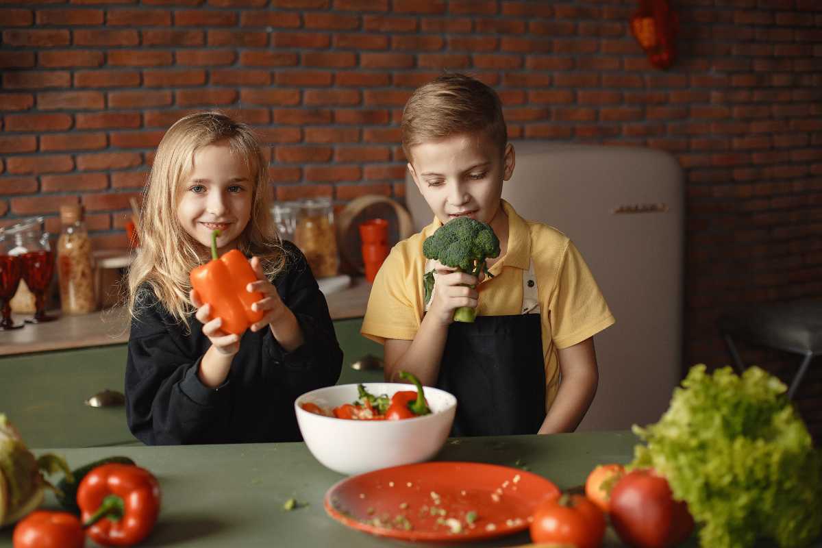 bambini con verdure