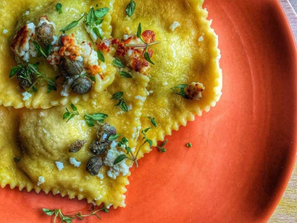 Ravioli autunnali con ripieno di zucca e cavolfiore verde