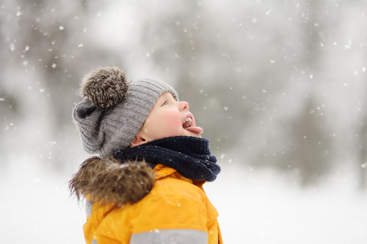 Bimbi e inverno: trucchi per far tenere cappello, sciarpa e guantini