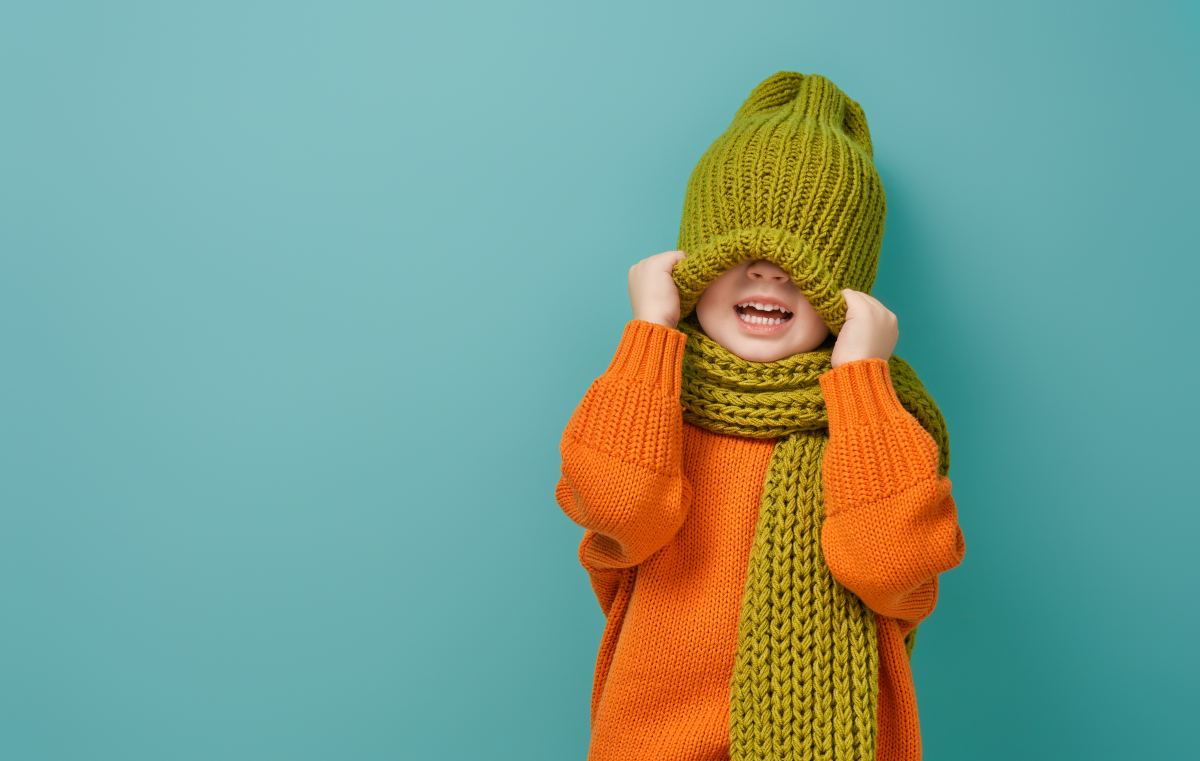 Bimbi e inverno: trucchi per far tenere cappello, sciarpa e guantini