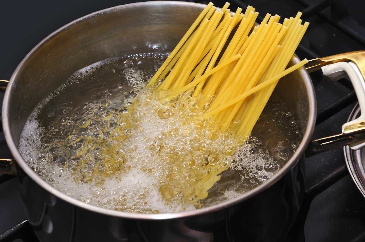 Acqua di cottura della pasta: scopri subito come puoi usarla!