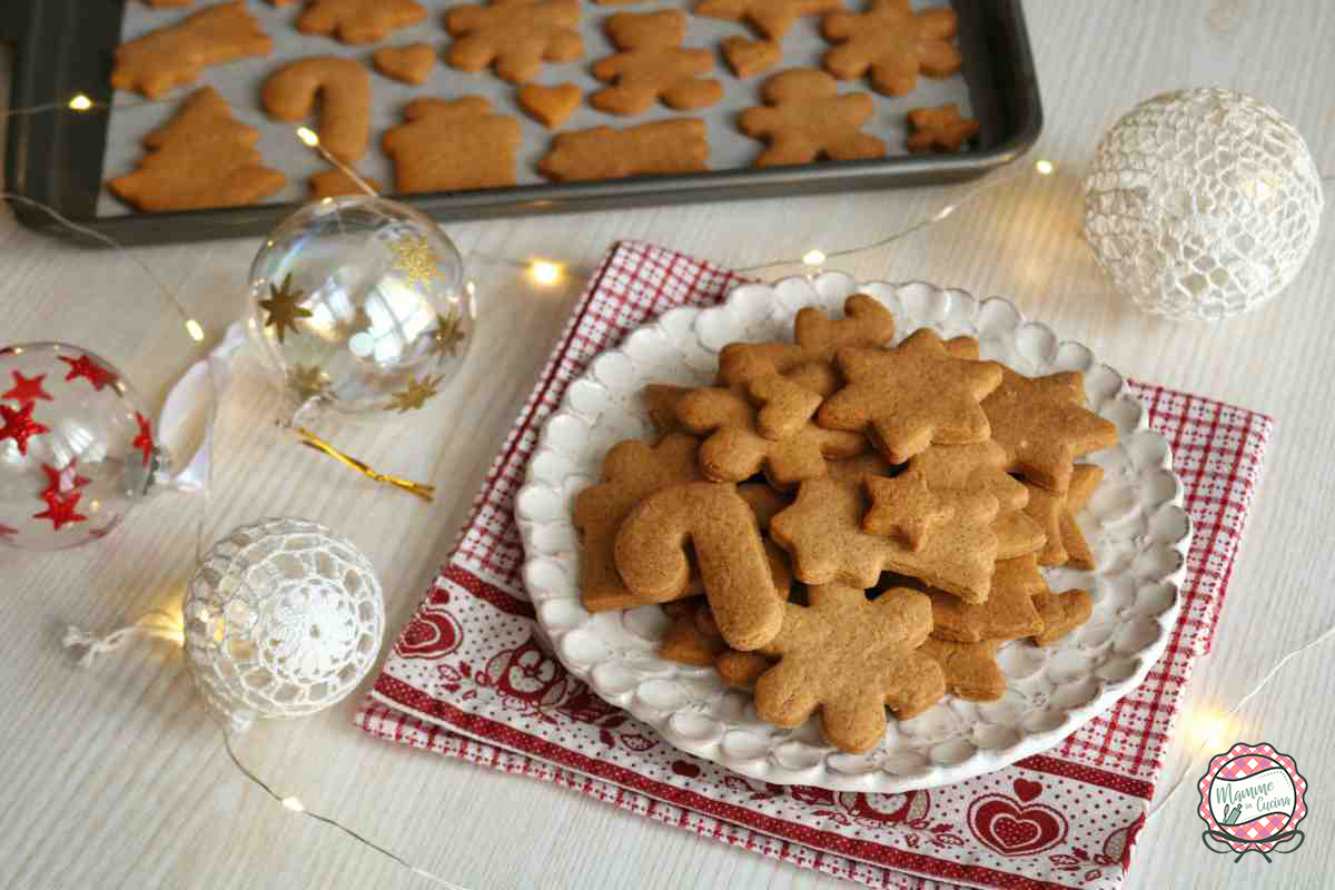 piatto con biscotti e lucine