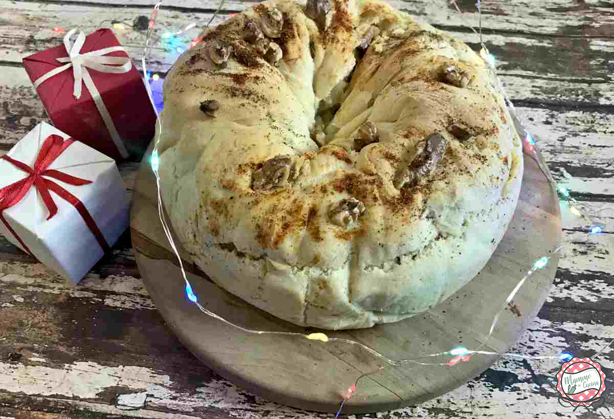 pane farcito con lucine e pacchetti di Natale