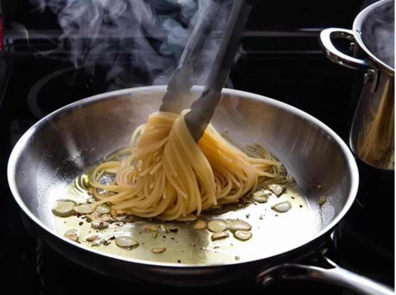 pentola pasta aglio e olio