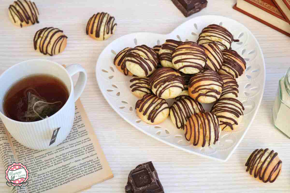biscotti decorati cioccolatosu piatto a cuore