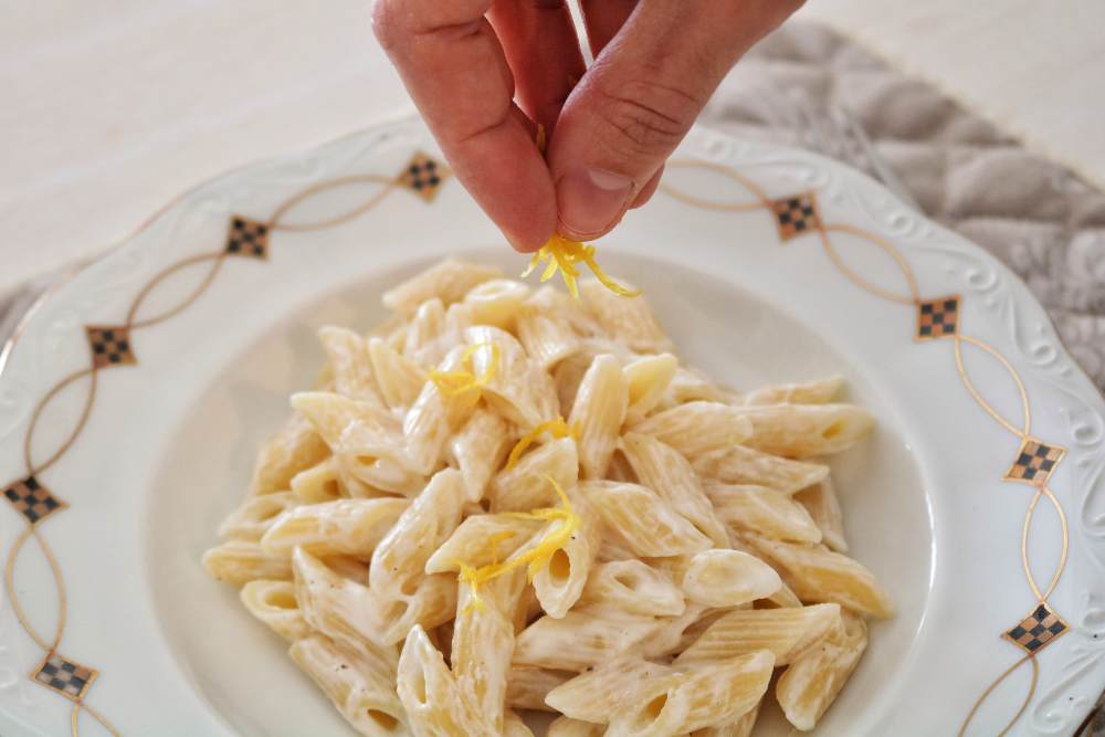 Pasta al caprino e profumo di limone 