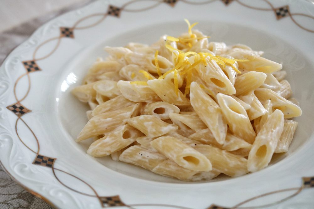 Pasta al caprino e profumo di limone