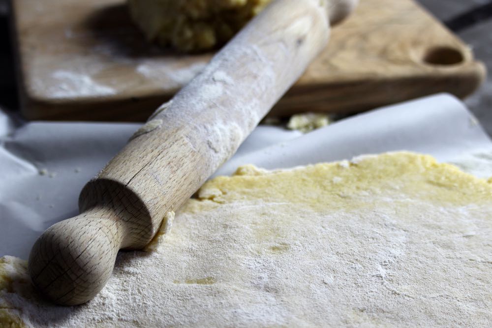 Scopri come stendere la pasta frolla, senza romperla!