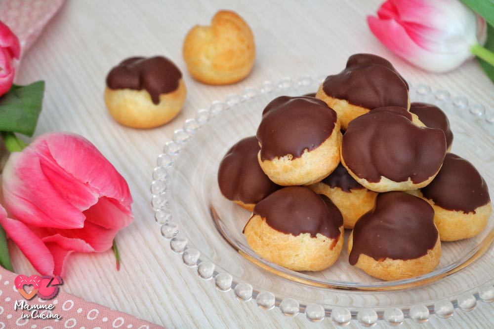 Bignè alla crema glassati al cioccolato fondente