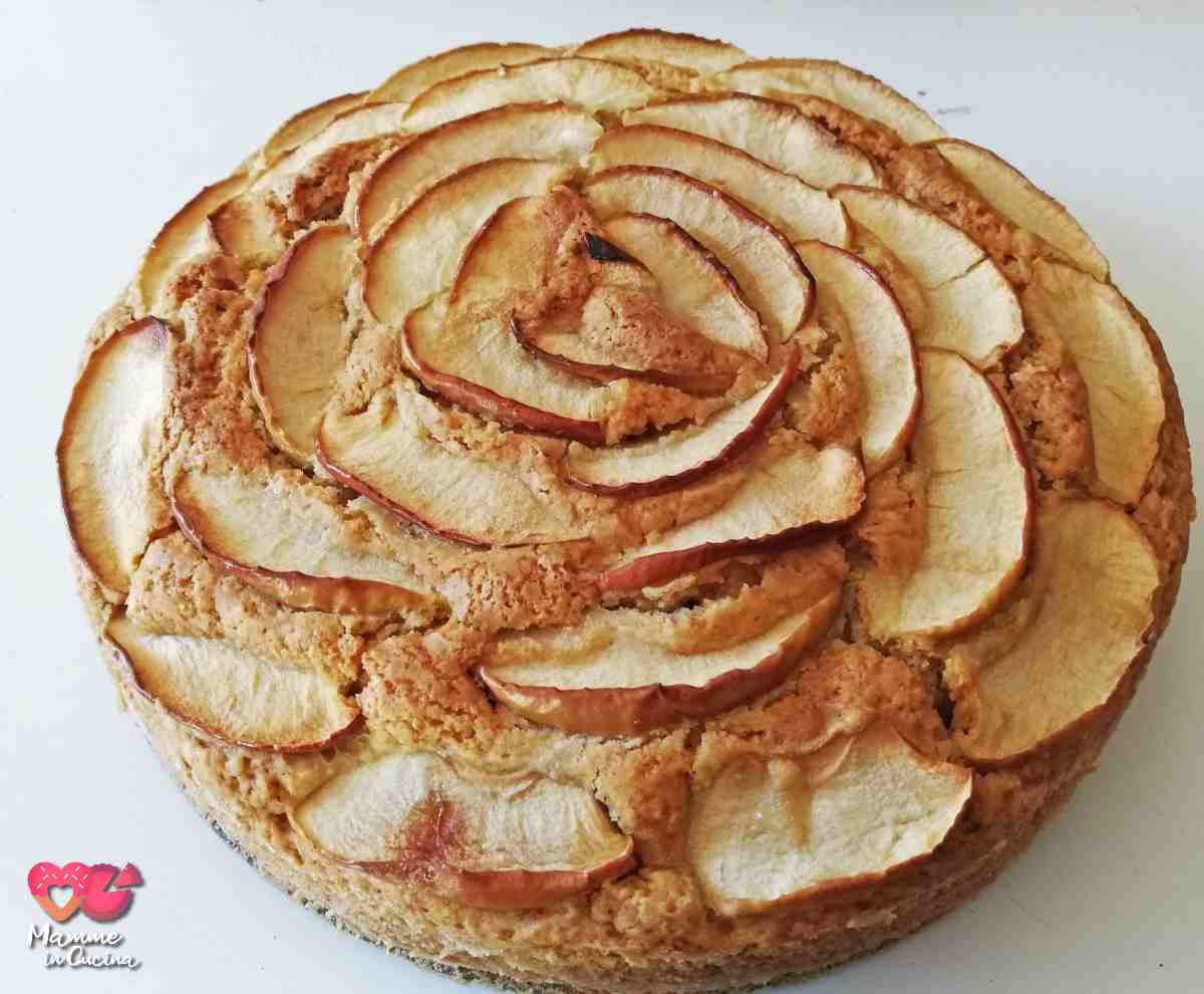 Ricetta della torta con mele e ananas