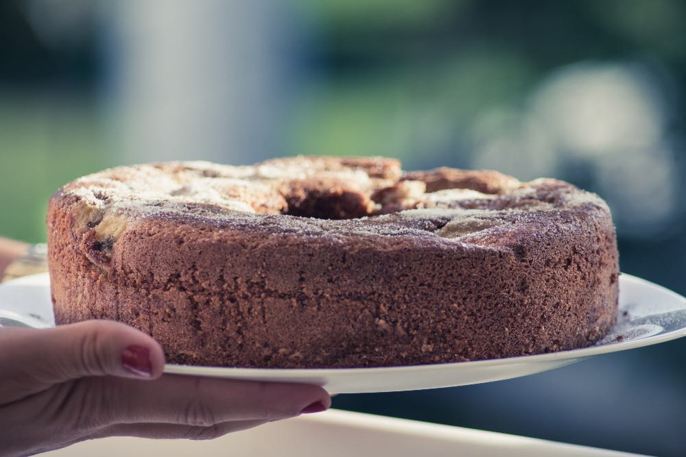 Torta soffice di pere e cioccolato per colazione