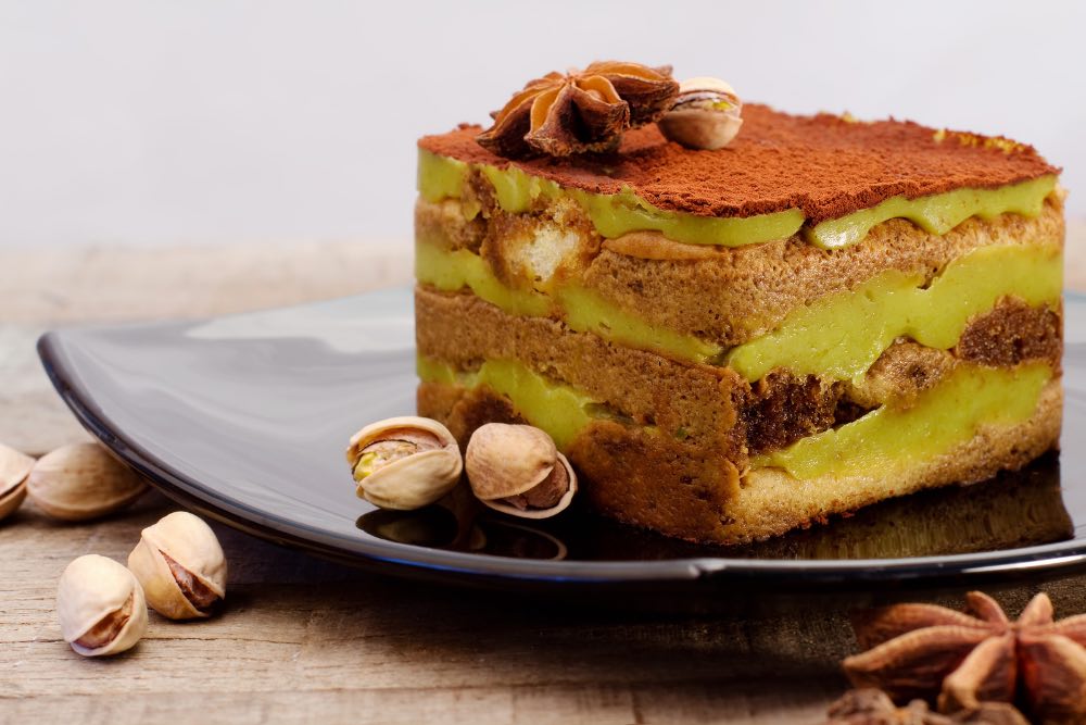 Tiramisù al pistacchio: la versione senza uova e senza mascarpone