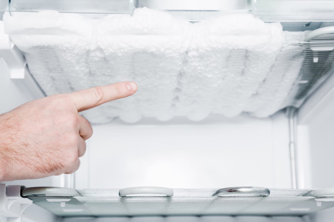 Почему в холодильнике намерзает снег. Холодильник Индезит намерзание. Холодильник со льдом. Лед в морозильной камере. Лед в морозилке.