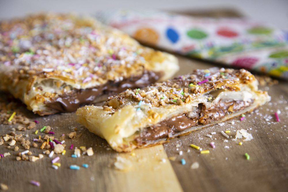 Pizza sfoglia dolce ripiena di cioccolato al latte