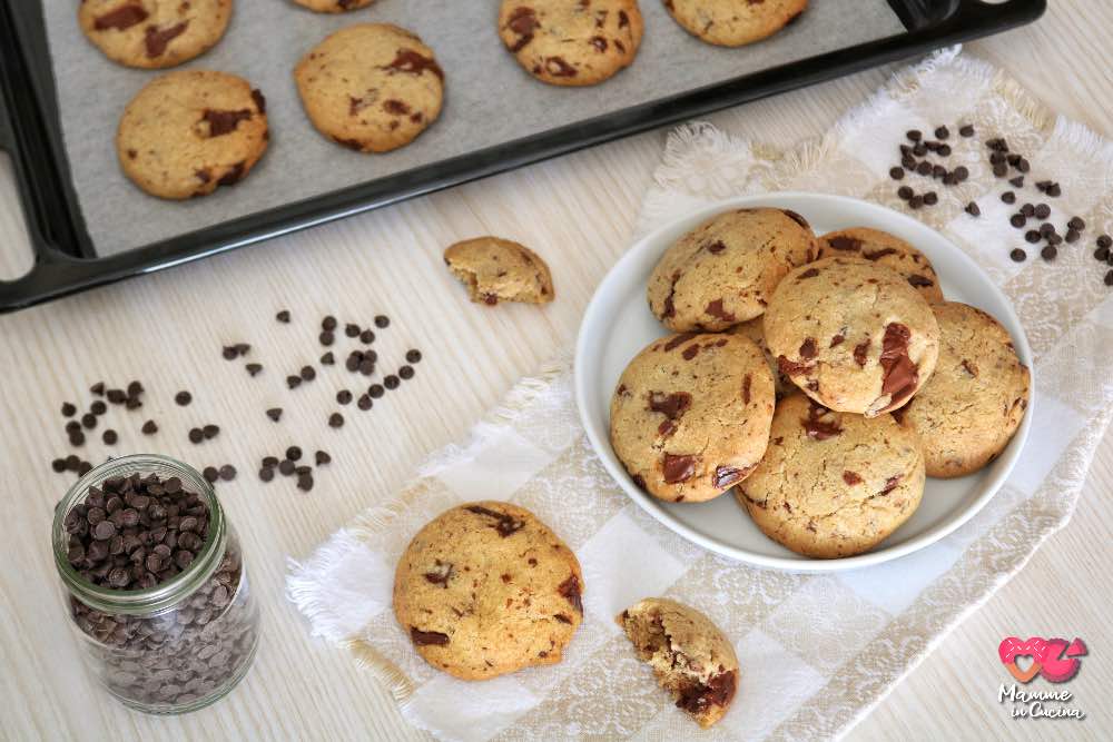 Chocolate chip cookies americani, morbidi, facili e pieni di cioccolato