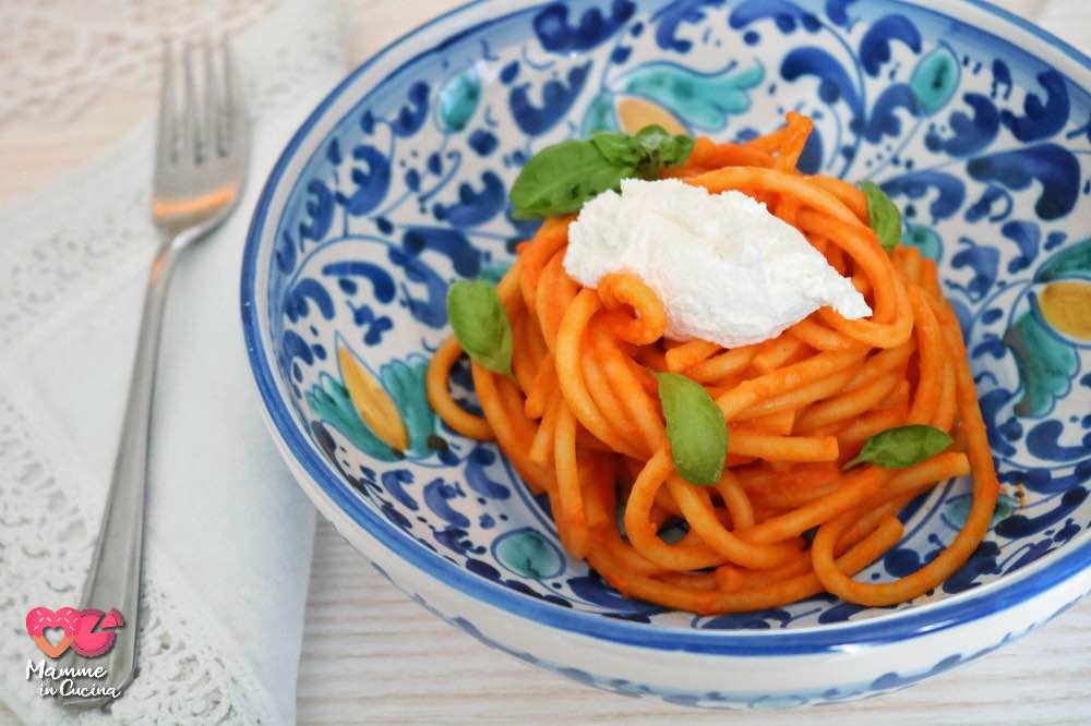 Spaghetti integrali al sugo di peperone e querelle di caprino