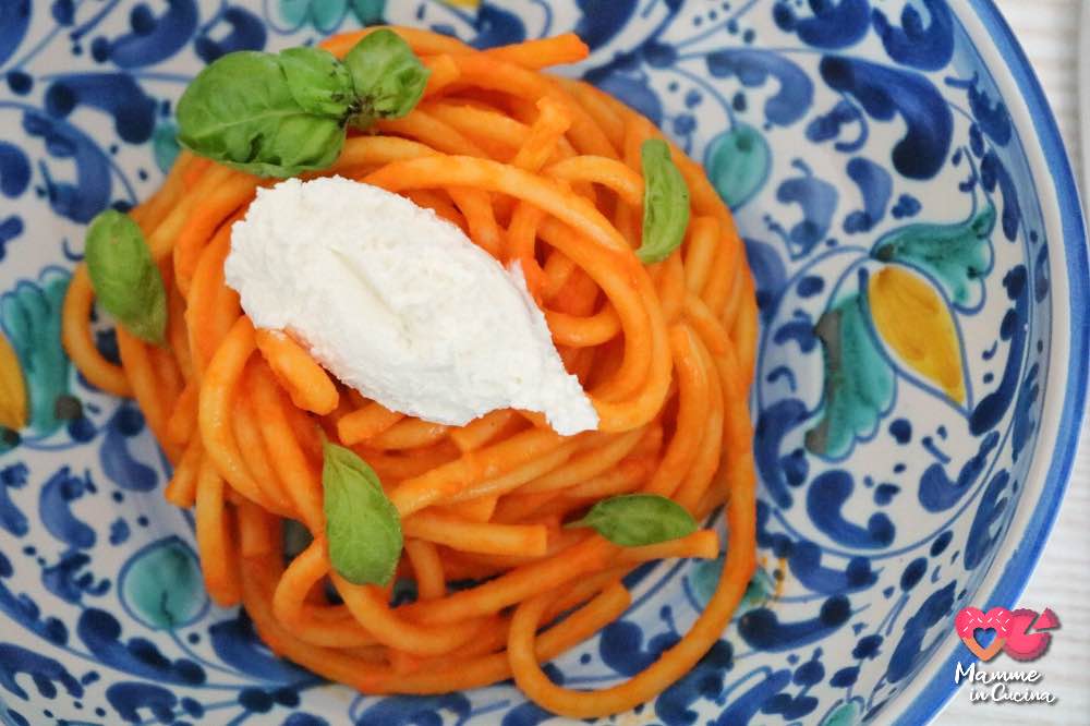 Spaghetti integrali al sugo di peperone e querelle di caprino
