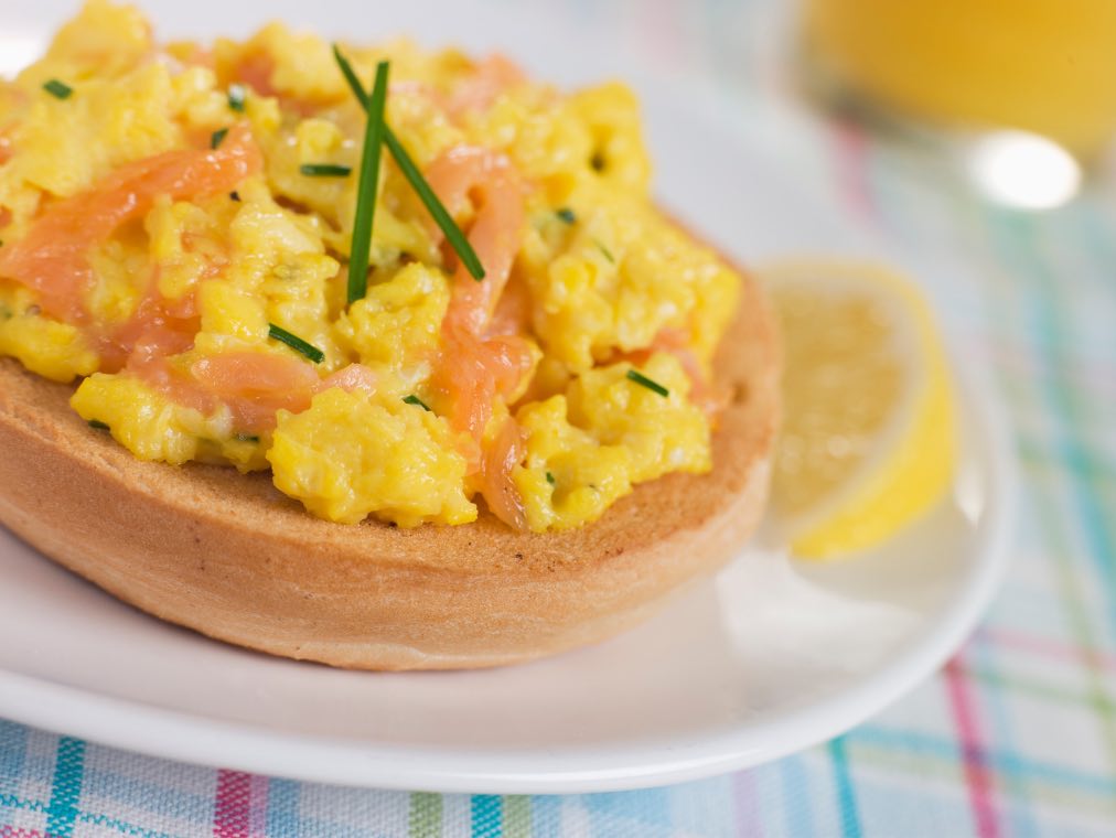 ricetta bruschetta con uova e salmone