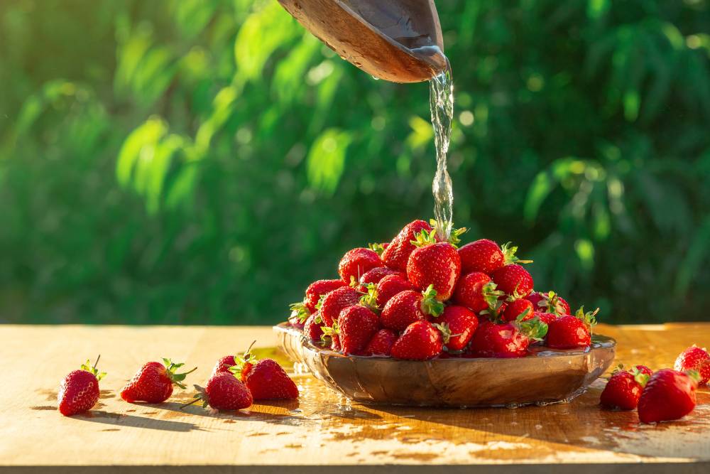 bagnare fragole con acqua e aceto