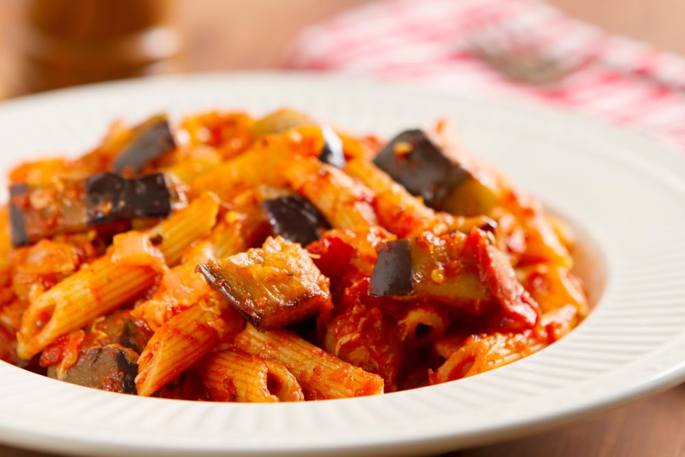 Melanzane e pomodoro in frigo? Prepariamo questa pasta ricca e gustosa!