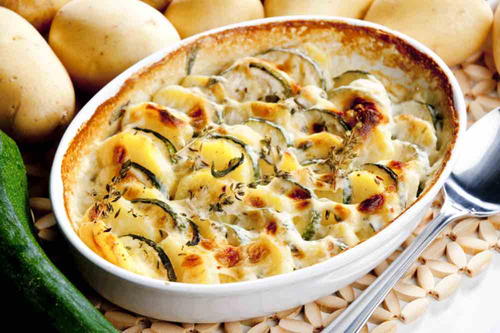 Parmigiana bianca filante di zucchine e patate senza besciamella