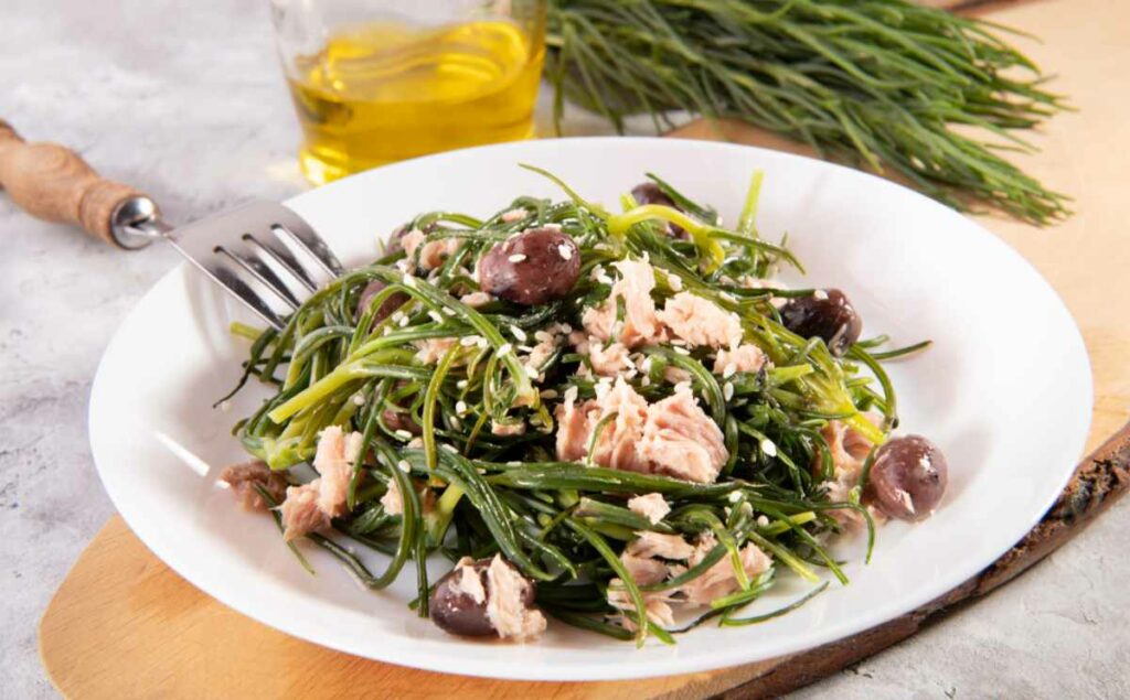 Agretti in padella con tonno e olive il contorno perfetto