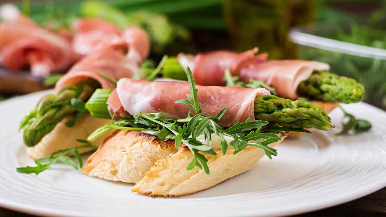 crostini prosciutto con asparagi