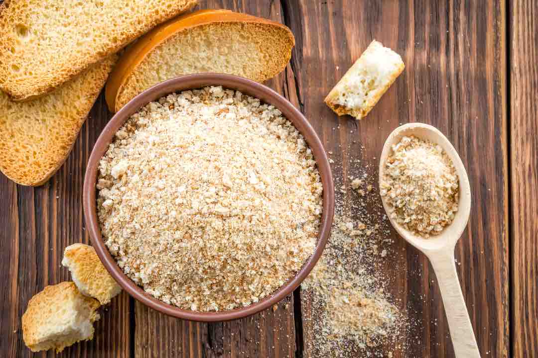 pangrattato fatto in casa con il pane fresco