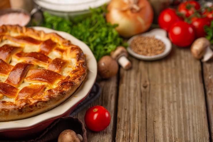 CROSTATA SALATA con cuore di cipolle e formaggio filante