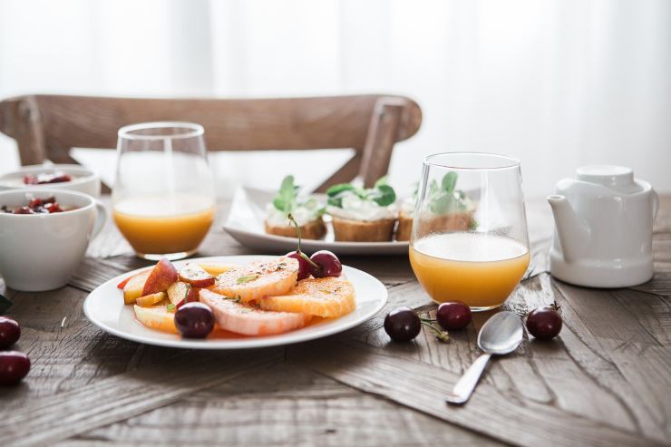 Frutta e succhi a colazione