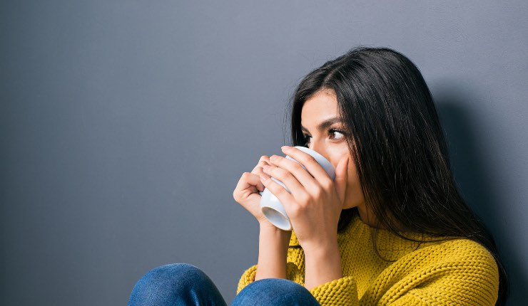 Donna beve caffè 