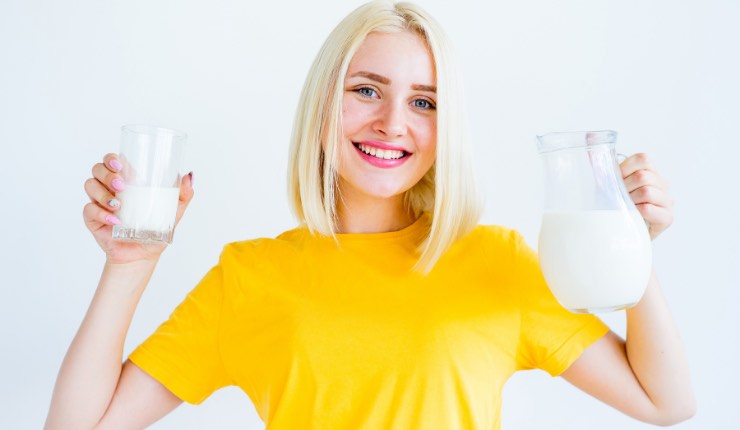 ragazza con latte 