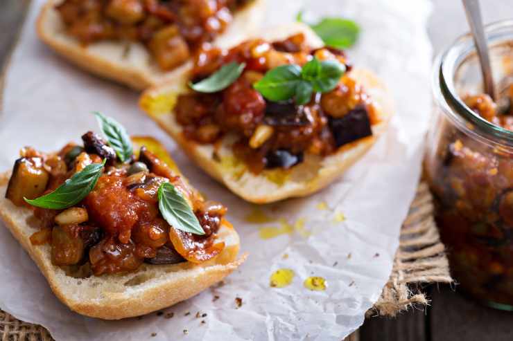 bruschetta con caponata