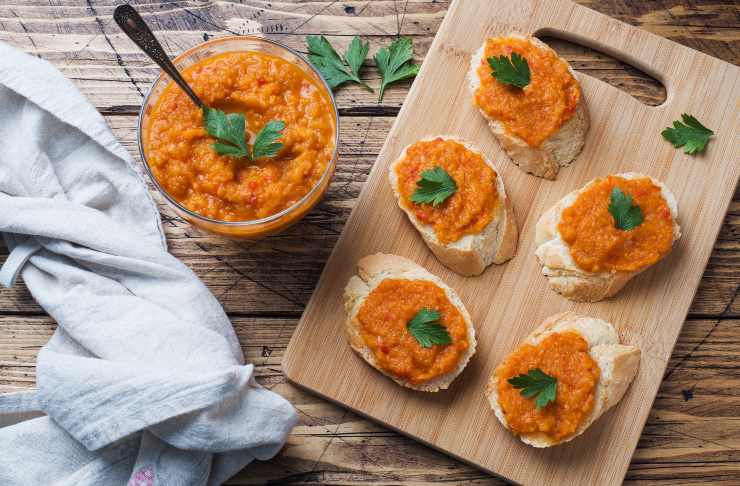 Bruschette con pesto di carote