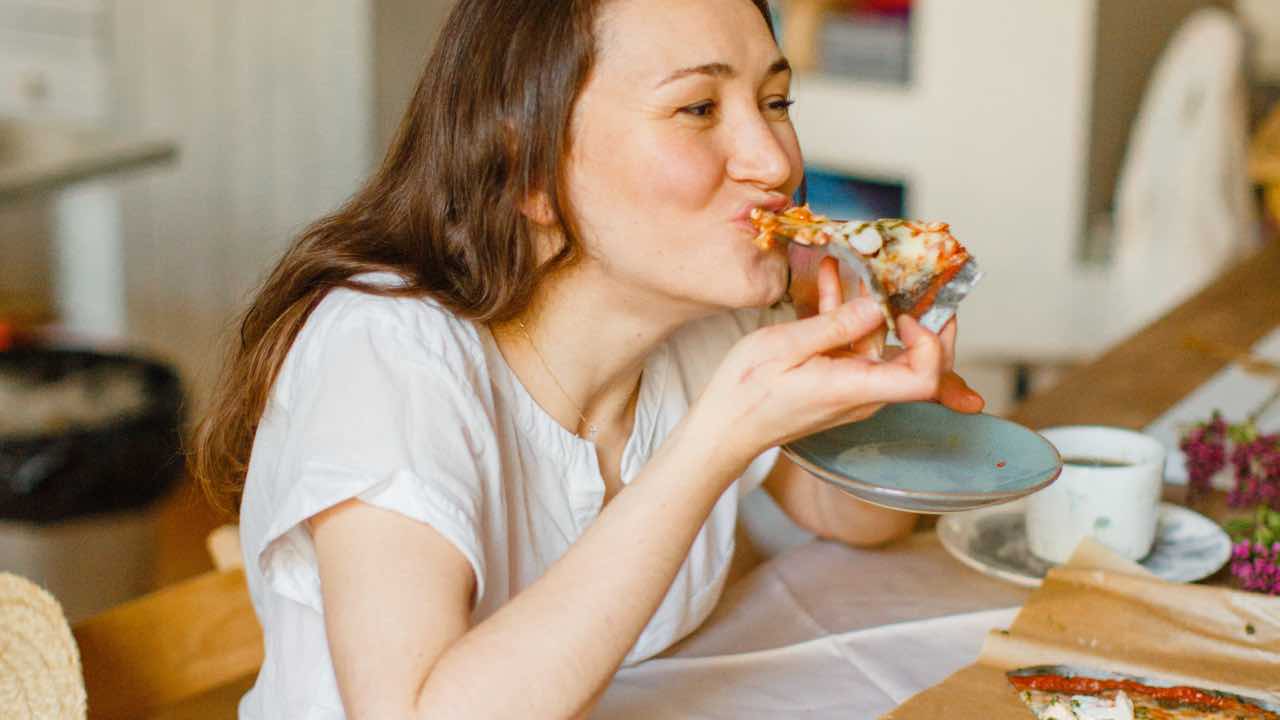 Mangiare la pizza