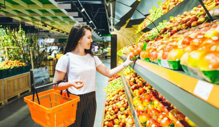 Donna al supermercato 