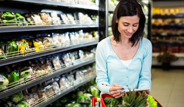 Donna al supermercato 