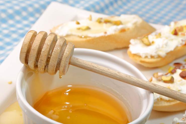 bruschette ricotta, pistacchio e miele