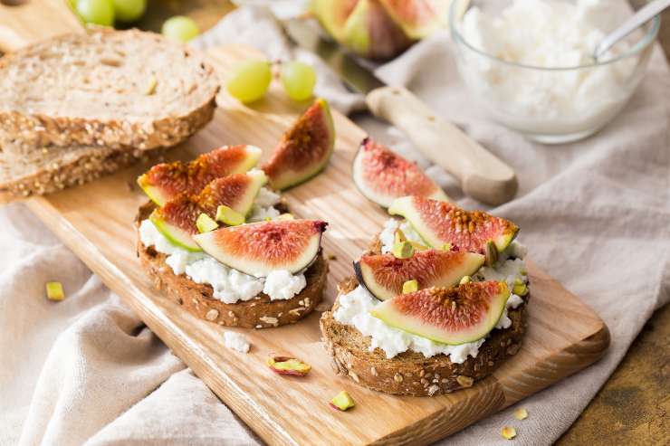 crostini con formaggio e fichi