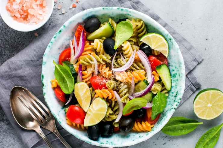 fusilli con feta e verdure