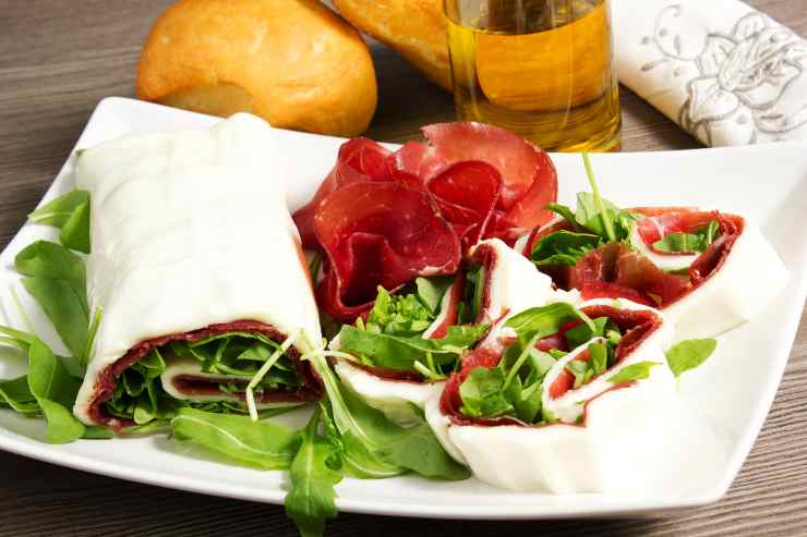 rotolo di mozzarella con bresaola e rucola