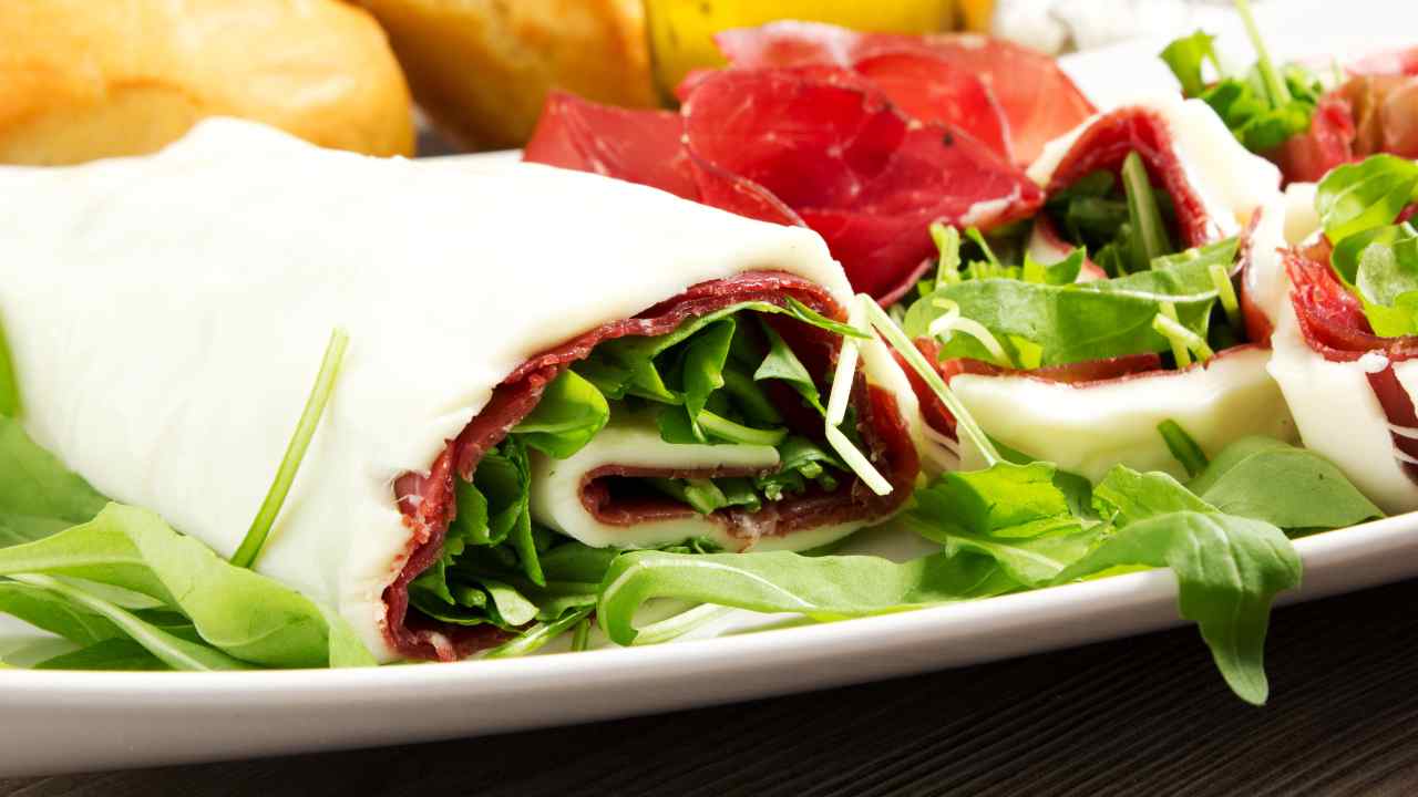 rotolo di mozzarella con bresaola e rucola