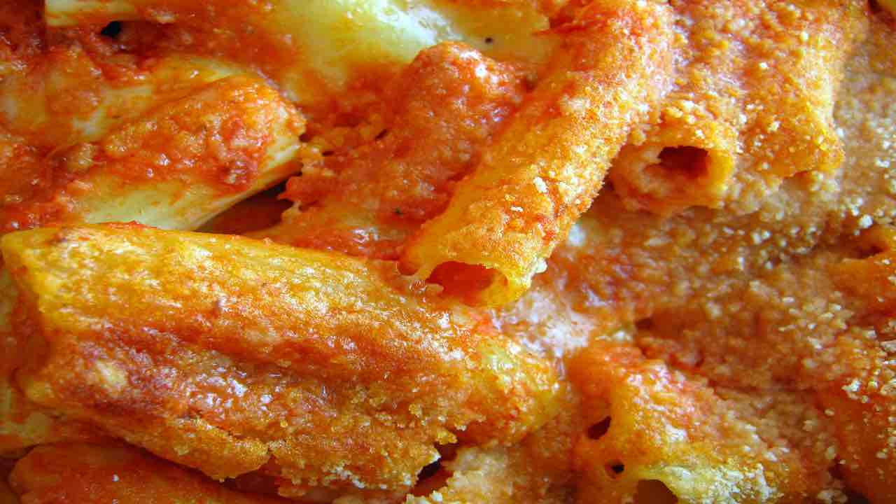 PASTA AL FORNO CLASSICA, pomodoro e basilico,