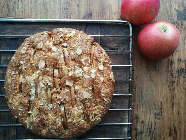 TORTA ALL'ACQUA di Simone Buzzi con mele annurche, cannella e mandorle