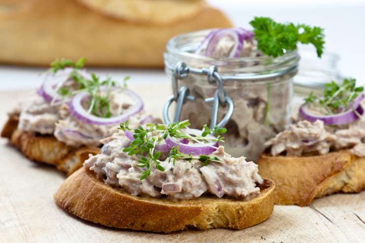 crostoni con crema di tonno