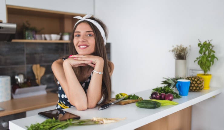 Donna in cucina