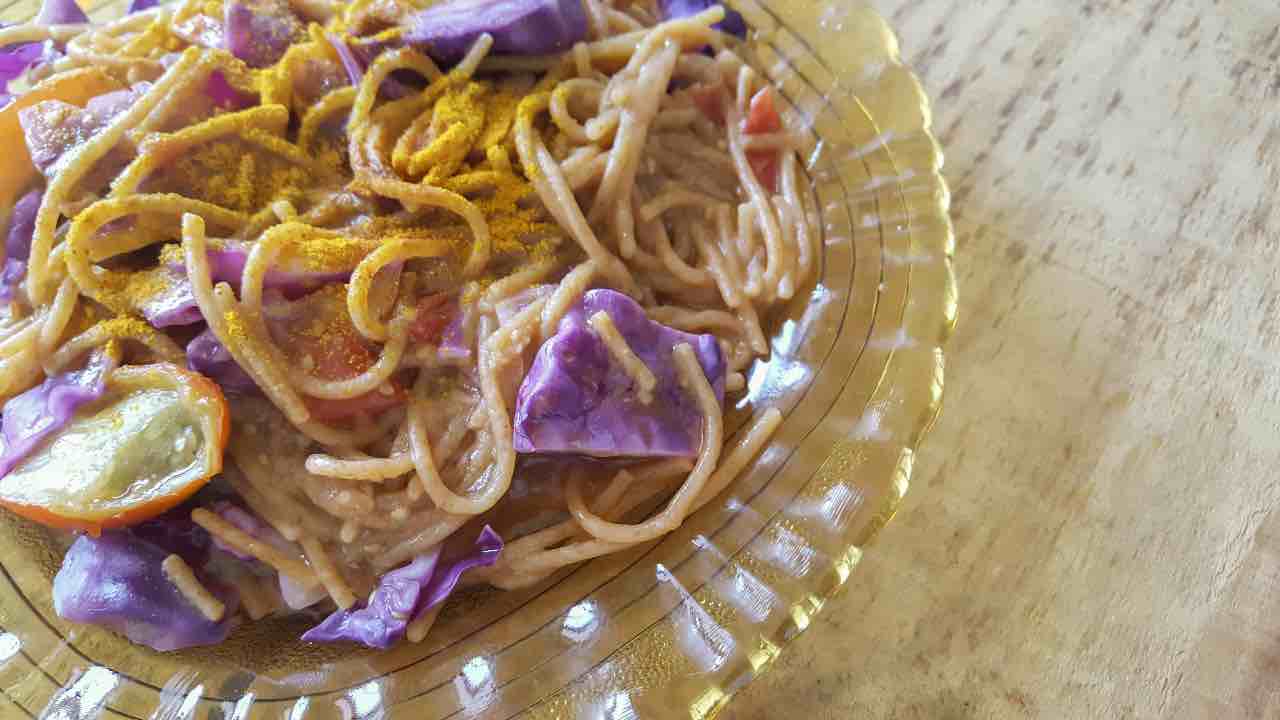 SPAGHETTI INTEGRALI CON CAVOLO VIOLA